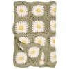 Manta tejida a crochet en verde con flores blancas y amarillas