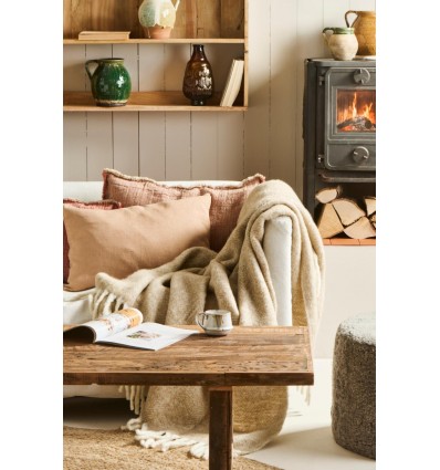 Manta color arena con flecos en blanco roto