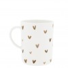 Taza de té con corazones marrones