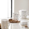 Taza de té con corazones marrones