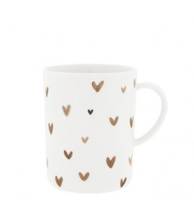 Taza de té con corazones marrones