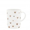 Taza de té con corazones marrones